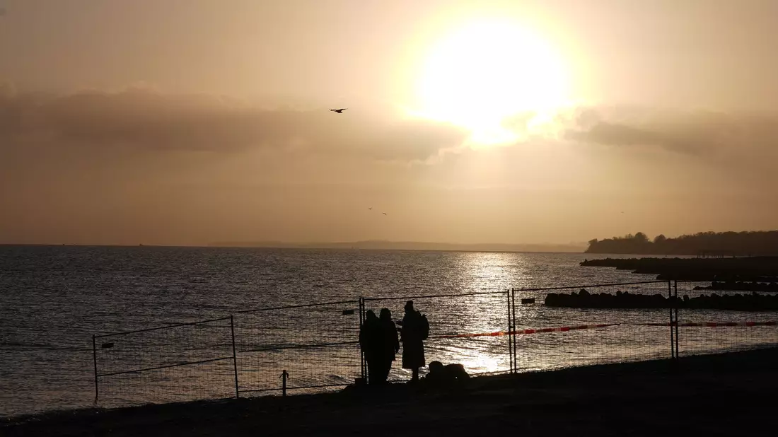 Die Sonne geht auf und der Wal ist an der Küste vor Timmendorfer Strand nirgends zu sehen. - Bild: Marcus Brandt/dpa