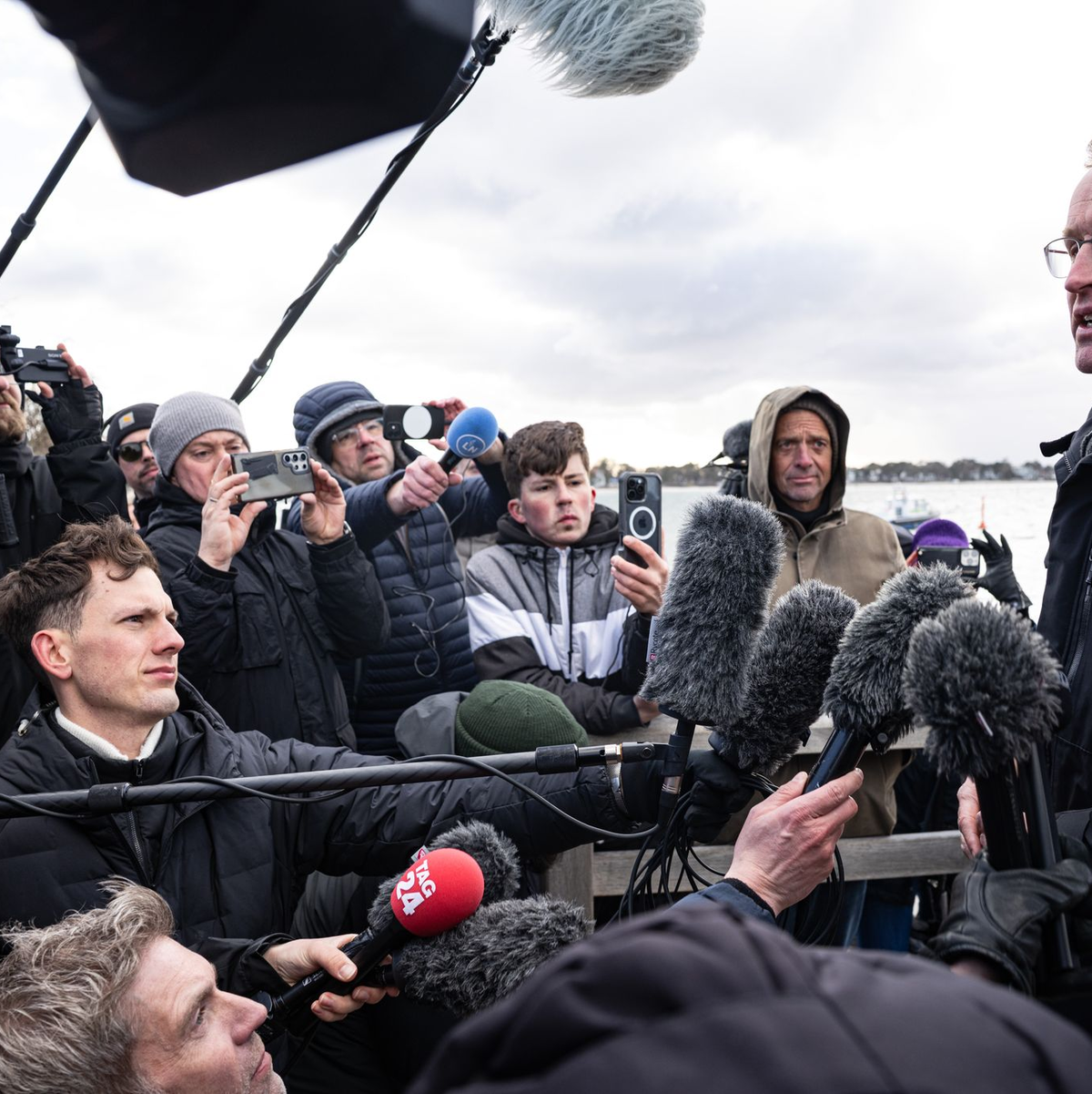 Ministerpräsident Daniel Günther (CDU) machte sich am Donnerstag selbst ein Bild vor Ort. - Foto: Ulrich Perrey/dpa