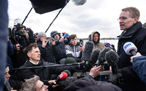Ministerpräsident Daniel Günther (CDU) machte sich am Donnerstag selbst ein Bild vor Ort. - Foto: Ulrich Perrey/dpa