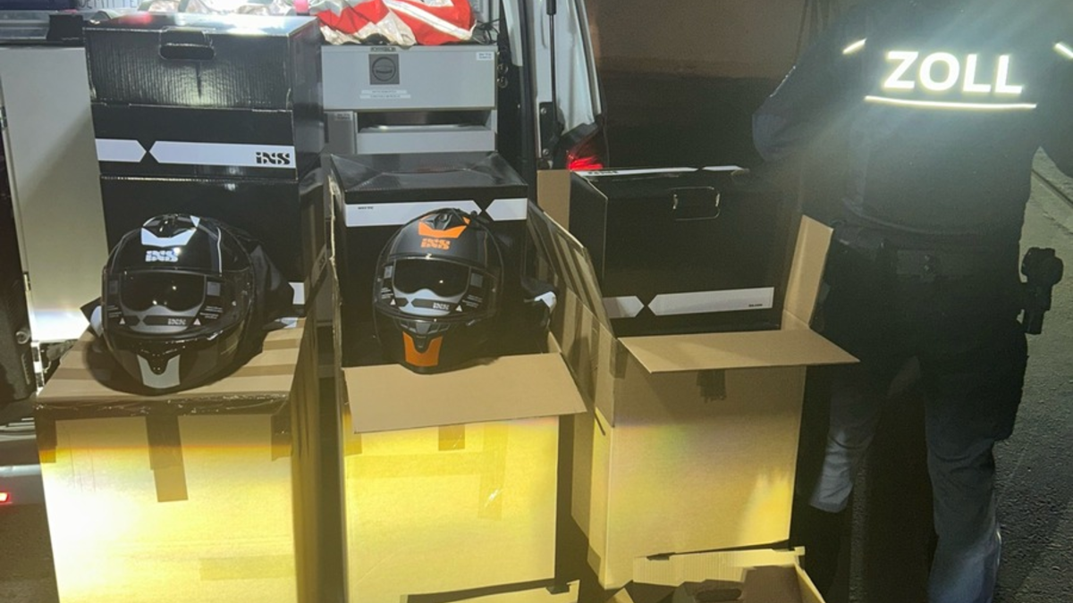 HZA-UL: Fahrräder und Motorradhelme geschmuggelt - Foto: presseportal.de