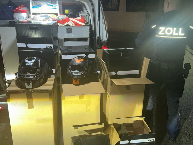 HZA-UL: Fahrräder und Motorradhelme geschmuggelt - Foto: presseportal.de