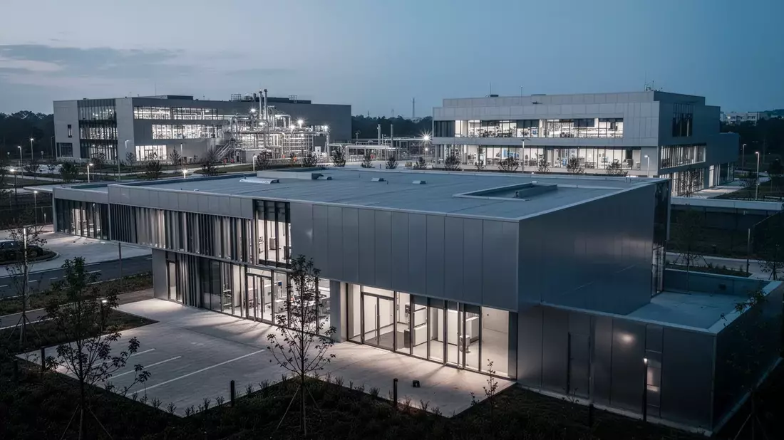 Alphabet Aktie: Software schlägt Hardware - Bild: über boerse-global.de