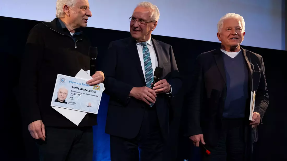 Bayerns Innenminister Joachim Herrmann überreichte den Ehrenkommissaren ihre Ruhestandsurkunde. - Bild: Sven Hoppe/dpa