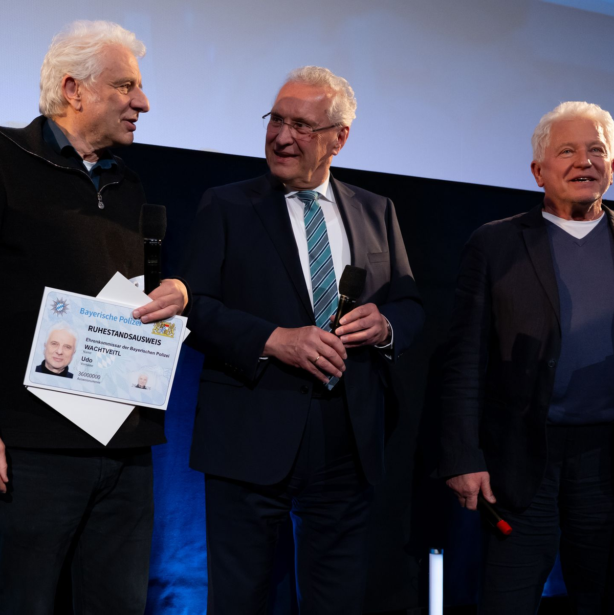 Bayerns Innenminister Joachim Herrmann überreichte den Ehrenkommissaren ihre Ruhestandsurkunde. - Foto: Sven Hoppe/dpa