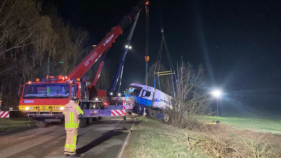 POL-HX: Unfall auf der B64: Gefahrgutzug und VW Golf landen im Graben - Bild: presseportal.de