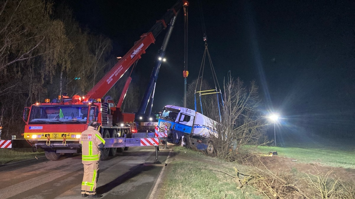 POL-HX: Unfall auf der B64: Gefahrgutzug und VW Golf landen im Graben - Foto: presseportal.de