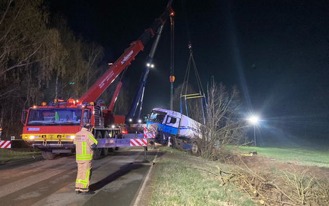 POL-HX: Unfall auf der B64: Gefahrgutzug und VW Golf landen im Graben - Foto: presseportal.de