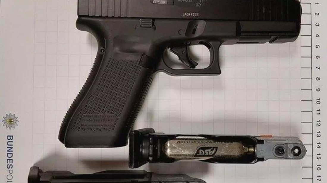 BPOL NRW: Bundespolizei Aachen stellt geladene Waffe auf der BAB4 sicher - Bild: presseportal.de