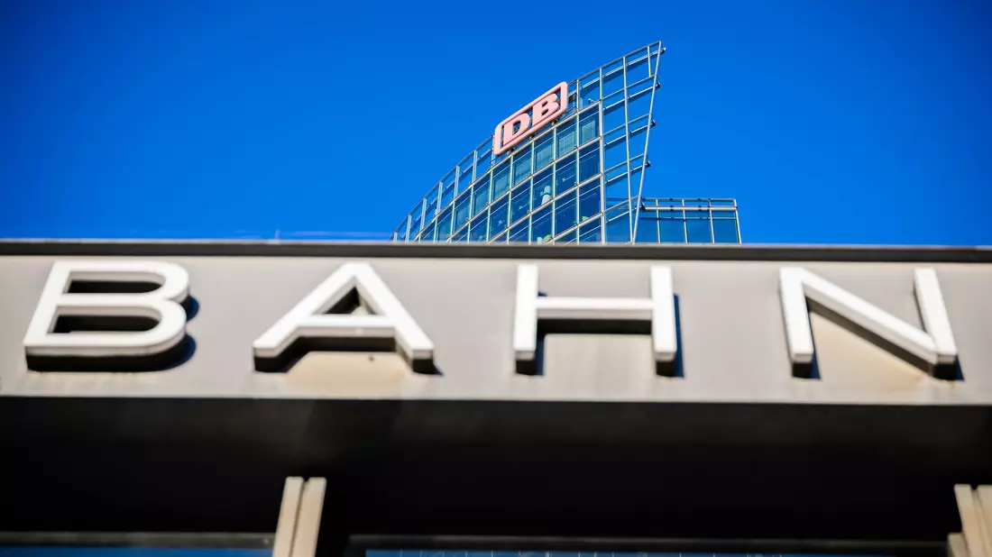 Die Deutsche Bahn steht wirtschaftlich weiterhin schlecht da. (Archivbild) - Bild: Christoph Soeder/dpa