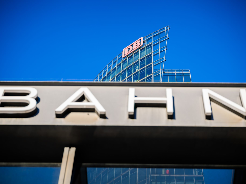 Die Deutsche Bahn steht wirtschaftlich weiterhin schlecht da. (Archivbild) - Foto: Christoph Soeder/dpa