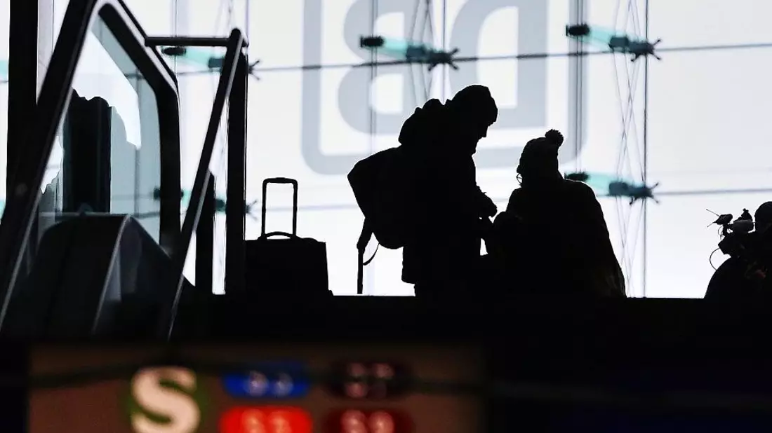 Reisende im Bahnhof (Archiv) - Bild: via dts Nachrichtenagentur