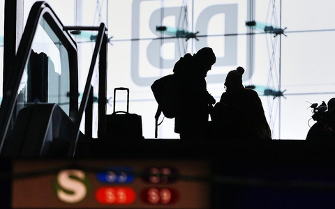 Reisende im Bahnhof (Archiv) - Foto: via dts Nachrichtenagentur