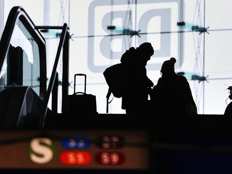 Reisende im Bahnhof (Archiv) - Foto: via dts Nachrichtenagentur