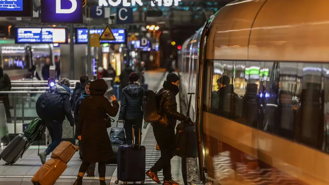 Die Deutsche Bahn hat im vergangenen Jahr erneut mehr Reisende transportiert als im Vorjahr. (Archivbild) - Bild: Oliver Berg/dpa
