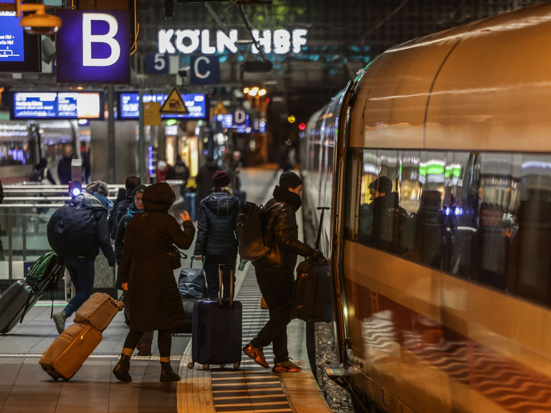 Die Deutsche Bahn hat im vergangenen Jahr erneut mehr Reisende transportiert als im Vorjahr. (Archivbild) - Foto: Oliver Berg/dpa