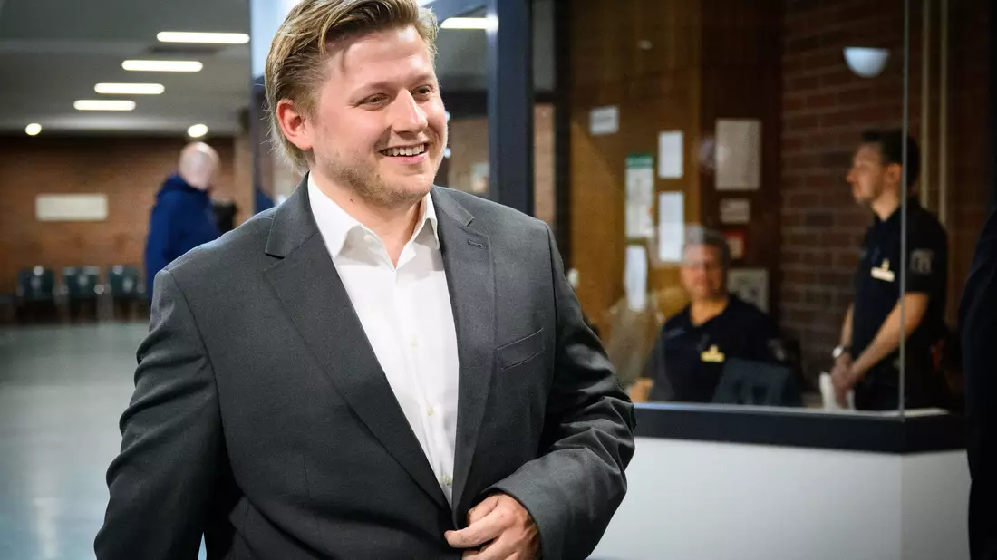 Ein spitzer Kommentar des Satirikers El Hotzo zum Attentat auf Donald Trump im US-Wahlkampf hat erneut die Berliner Justiz beschäftigt. (Archivbild) - Bild: Bernd von Jutrczenka/dpa