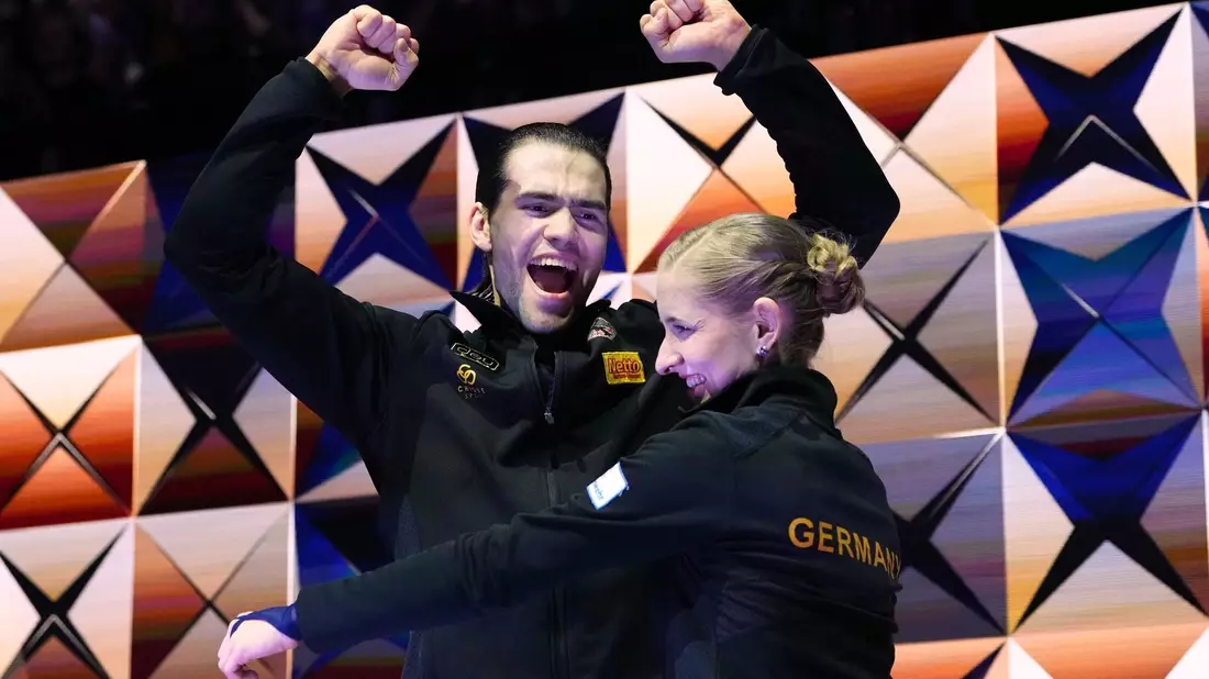 Für Nikita Volodin und Minerva Hase ging mit WM-Gold ein Traum in Erfüllung. - Bild: Petr David Josek/AP/dpa