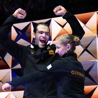 Für Nikita Volodin und Minerva Hase ging mit WM-Gold ein Traum in Erfüllung. - Foto: Petr David Josek/AP/dpa