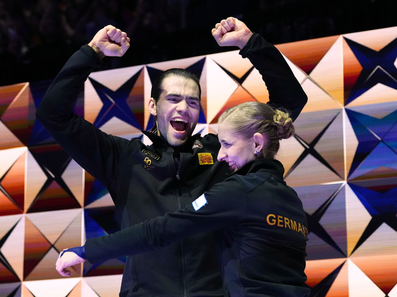 Für Nikita Volodin und Minerva Hase ging mit WM-Gold ein Traum in Erfüllung. - Foto: Petr David Josek/AP/dpa