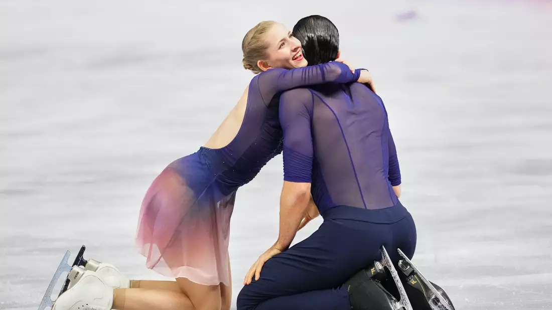 Minerva Hase (l) und Nikita Volodin krönten ihre Saison mit WM-Gold. - Bild: Petr David Josek/AP/dpa