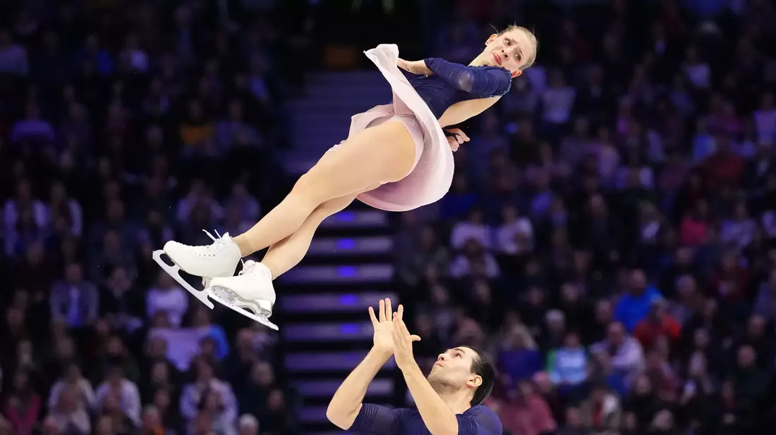 Minerva Hase und Nikita Volodin begeisterten das Publikum in der Prager Arena. - Bild: Petr David Josek/AP/dpa