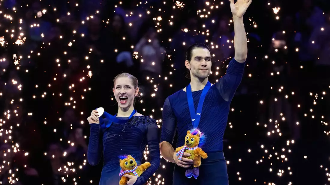 Minerva Hase (l) und Nikita Volodin holten erstmals WM-Gold im Paarlaufen. - Bild: Petr David Josek/AP/dpa