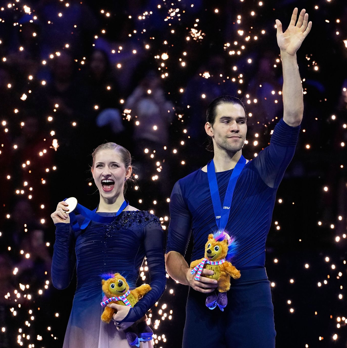 Minerva Hase (l) und Nikita Volodin holten erstmals WM-Gold im Paarlaufen. - Foto: Petr David Josek/AP/dpa