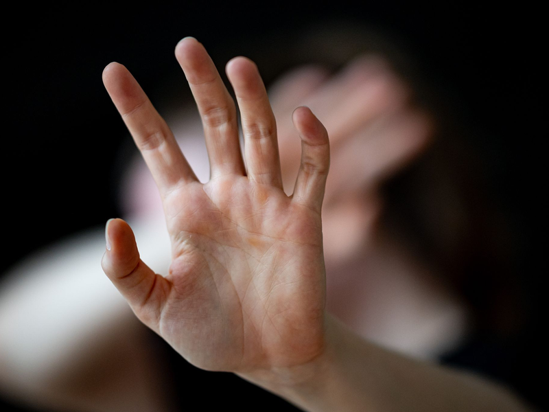 Viele junge Menschen haben laut einer Befragung schon einmal sexualisierte Gewalt erfahren. (Symbolbild) - Foto: Fabian Sommer/dpa