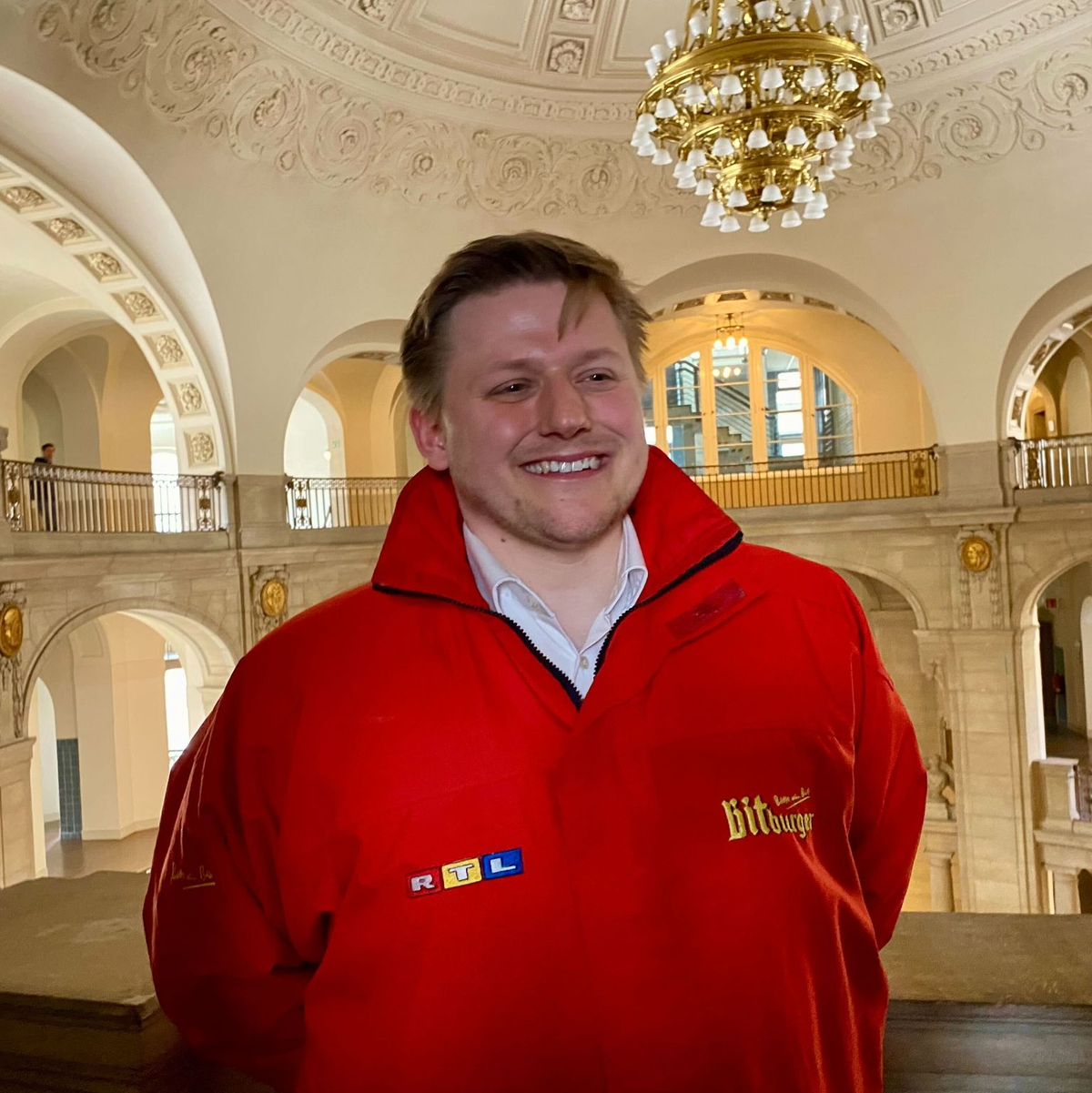 Der Satiriker Sebastian Hotz alias El Hotzo im Kammergericht. - Foto: Torsten Holtz/dpa