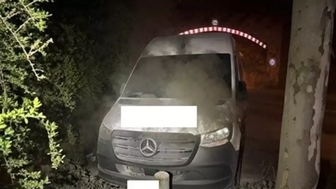 POL-PDWO: Zwei Fahrzeugbrände in einer Nacht: Verdacht der Brandstiftung - Zeugen gesucht - Ergänzung Bild - Bild: presseportal.de