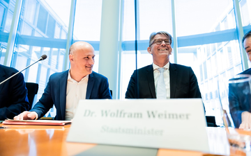 Der Grüne Sven Lehmann hat den Kulturstaatsminister schon mehrfach in den Kulturausschuss geladen, um Bericht zu erstatten. (Archivbild)  - Foto: Christoph Soeder/dpa