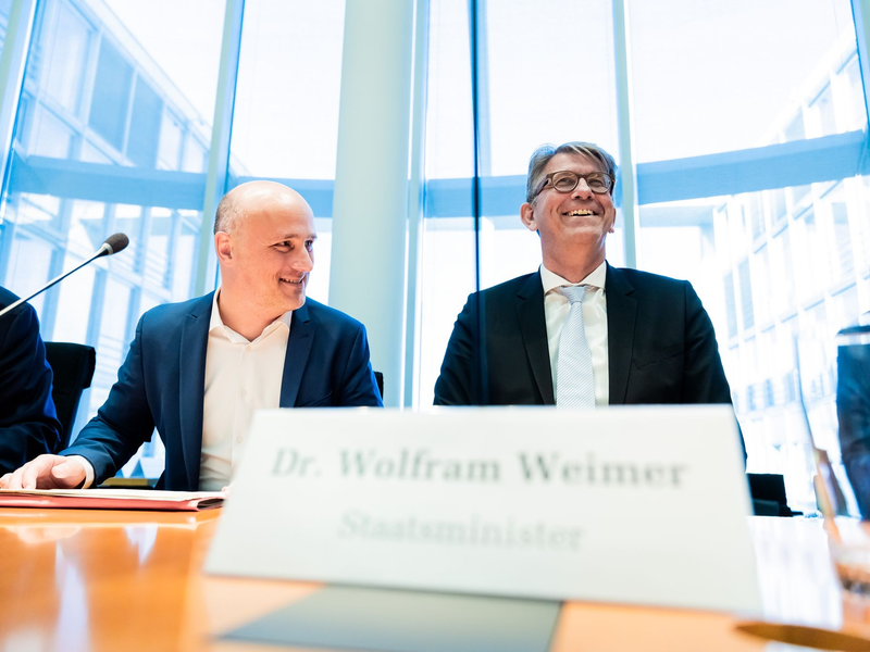 Der Grüne Sven Lehmann hat den Kulturstaatsminister schon mehrfach in den Kulturausschuss geladen, um Bericht zu erstatten. (Archivbild)  - Foto: Christoph Soeder/dpa