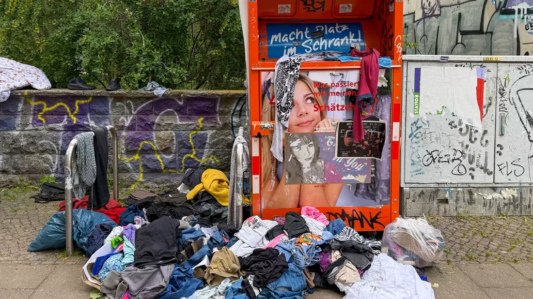 Die Qualität der Abgaben in Kleidercontainern sinkt. (Archivbild) - Bild: Jan Woitas/dpa