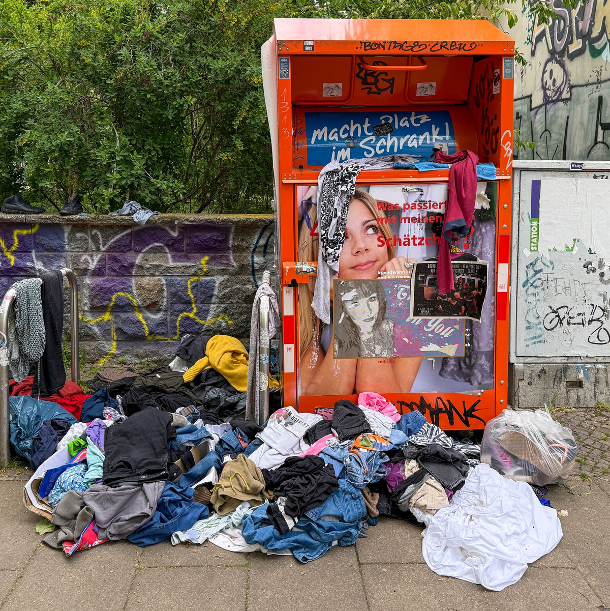 Die Qualität der Abgaben in Kleidercontainern sinkt. (Archivbild) - Foto: Jan Woitas/dpa