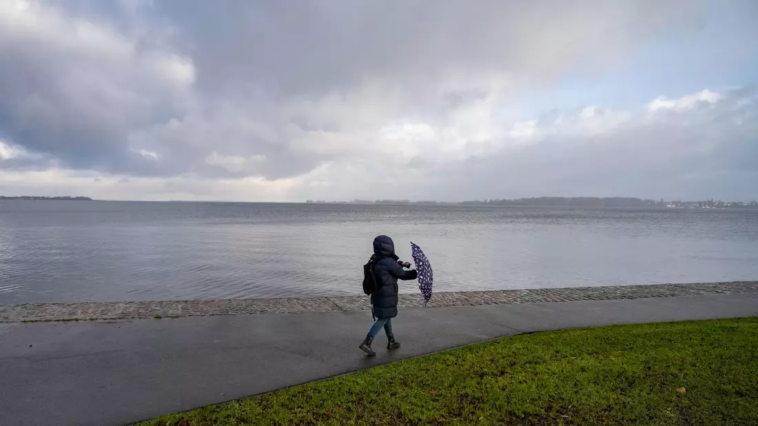 Das Wetter zum Wochenende wird wechselhaft. - Bild: Stefan Sauer/dpa