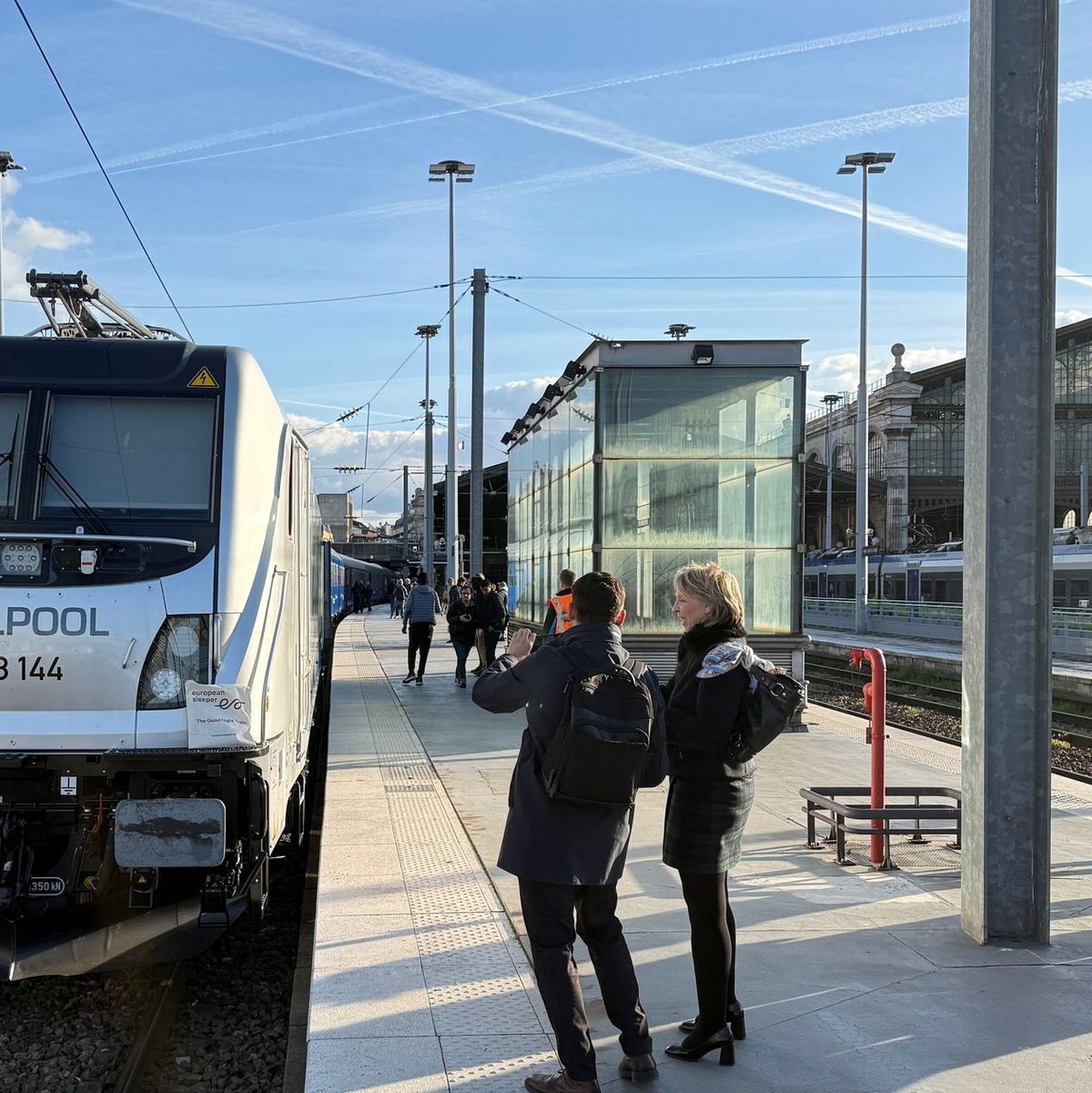 Großer Bahnhof für den neuen Zug bei der ersten Fahrt im Gare du Nord. - Foto: Michael Evers/dpa