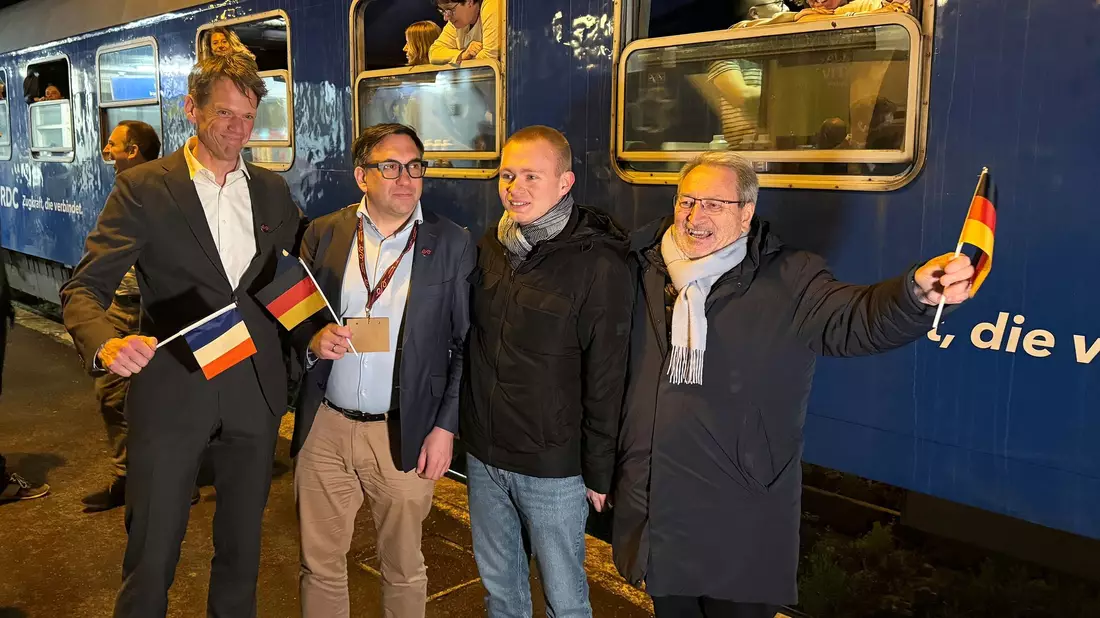 Freudiger Empfang für den neuen Nachtzug im nordfranzösischen Aulnoye-Aymeries. - Bild: Michael Evers/dpa