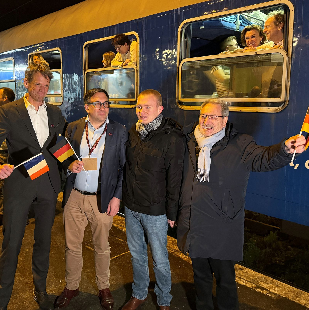 Freudiger Empfang für den neuen Nachtzug im nordfranzösischen Aulnoye-Aymeries. - Foto: Michael Evers/dpa