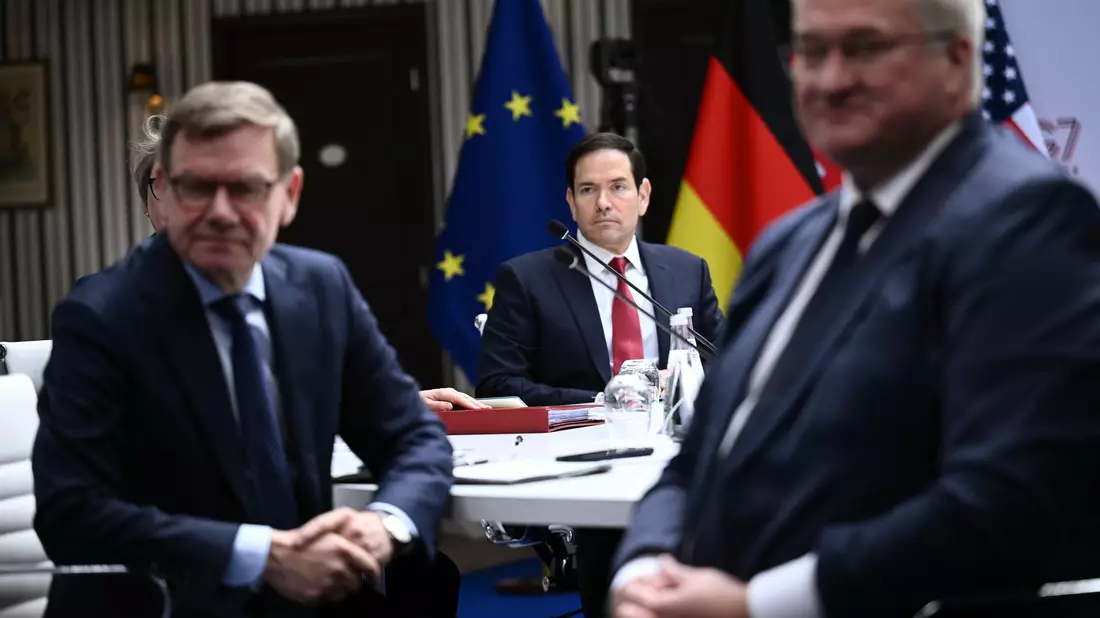 Am Rande eines G7-Treffens bemüht sich Außenminister Johann Wadephul (l, CDU) bei einem Treffen mit seinem US-Kollegen Marco Rubio (M.) um Entspannung nach heftiger US-Kritik. An einer Sitzung zur Ukraine nimmt auch der dortige Außenminister Andrij Sybiha (r.) teil. - Bild: Brendan Smialowski/Pool AFP via AP/dpa