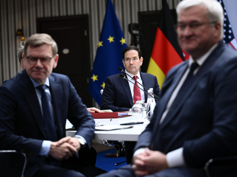 Am Rande eines G7-Treffens bemüht sich Außenminister Johann Wadephul (l, CDU) bei einem Treffen mit seinem US-Kollegen Marco Rubio (M.) um Entspannung nach heftiger US-Kritik. An einer Sitzung zur Ukraine nimmt auch der dortige Außenminister Andrij Sybiha (r.) teil. - Foto: Brendan Smialowski/Pool AFP via AP/dpa