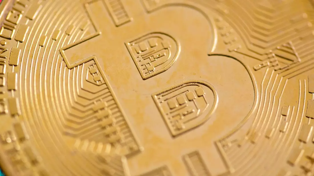 Der Kurs des Bitcoin ist unter 67.000 US-Dollar gefallen. - Bild: Fernando Gutierrez-Juarez/dpa