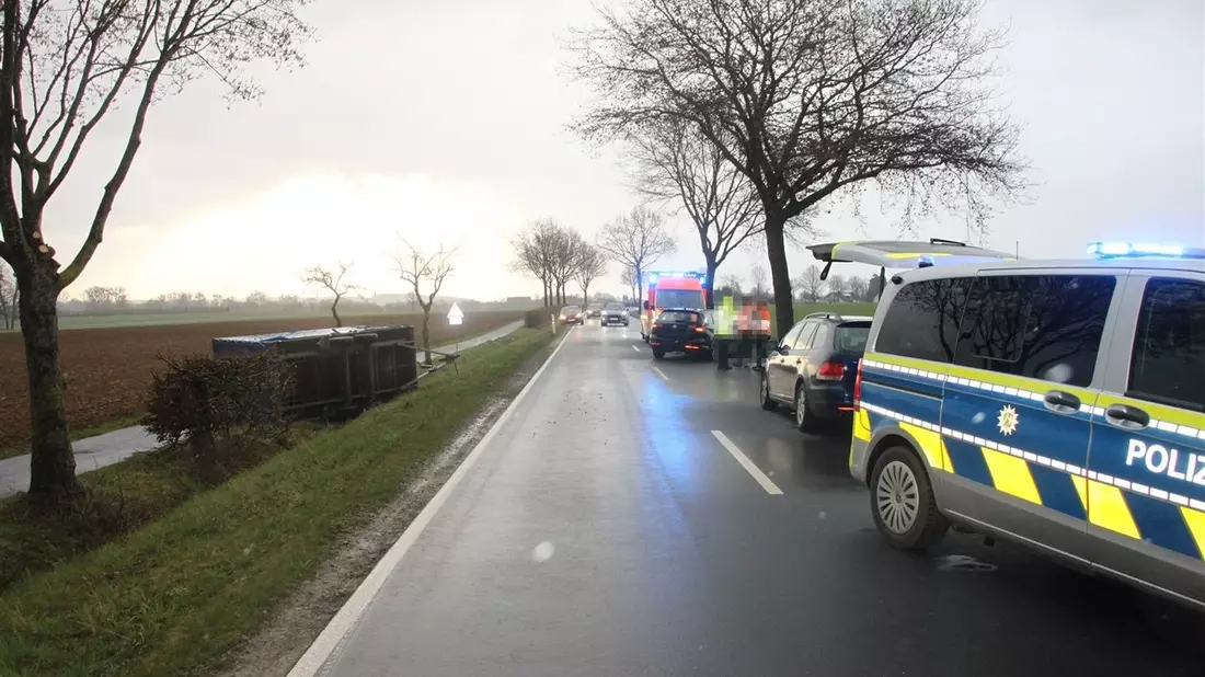 POL-HX: Windböe erfasst Anhänger - Beifahrer leicht verletzt - Bild: presseportal.de
