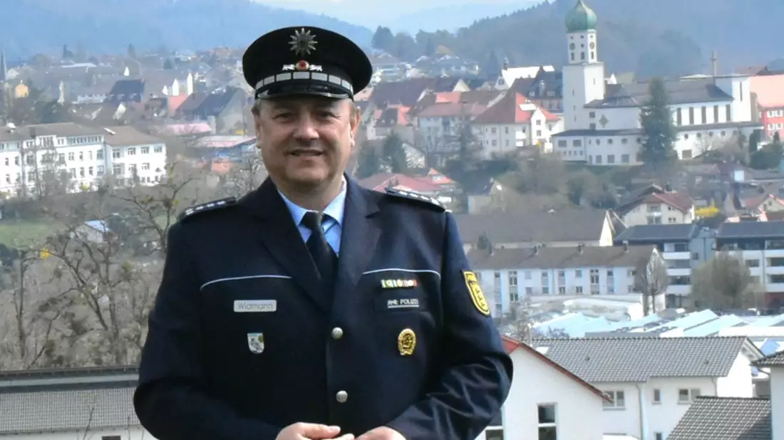 POL-KN: (Stockach, Lkr. Konstanz) Langjähriger Leiter des Polizeireviers Stockach in den Ruhestand verabschiedet (27.03.2026) - Bild: presseportal.de