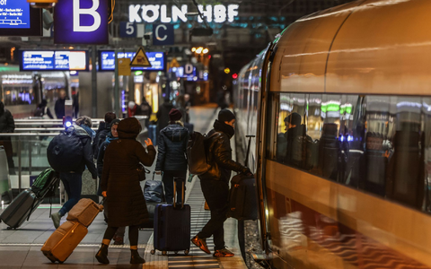 Die Deutsche Bahn hat im vergangenen Jahr erneut mehr Reisende transportiert als im Vorjahr. (Archivbild) - Foto: Oliver Berg/dpa