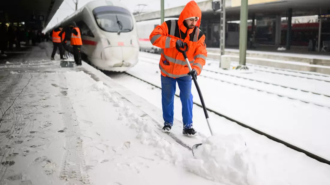 Extremwetter sorge im Januar und Februar für erhebliche Einschränkungen im Fernverkehr. (Archivbild) - Bild: Julian Stratenschulte/dpa