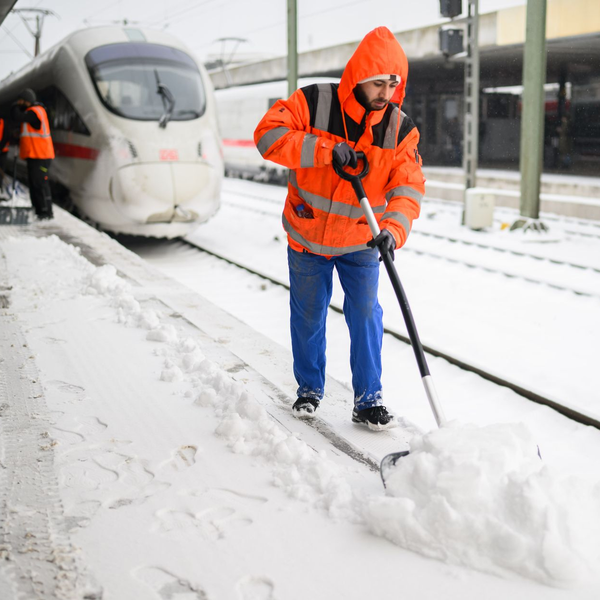Extremwetter sorge im Januar und Februar für erhebliche Einschränkungen im Fernverkehr. (Archivbild) - Foto: Julian Stratenschulte/dpa