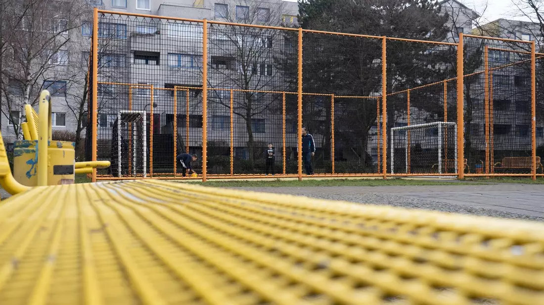 Wer auf einem Bolzplatz gekickt hat, hat etwas für das Leben gelernt. (Archivbild) - Bild: Paul Zinken/dpa