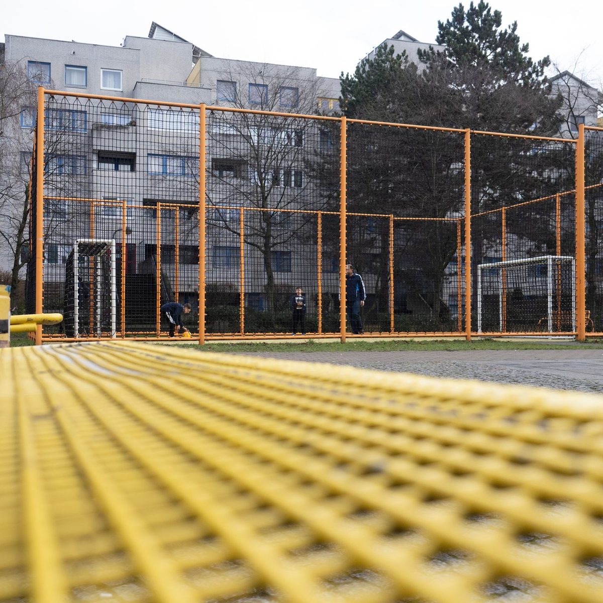 Wer auf einem Bolzplatz gekickt hat, hat etwas für das Leben gelernt. (Archivbild) - Foto: Paul Zinken/dpa