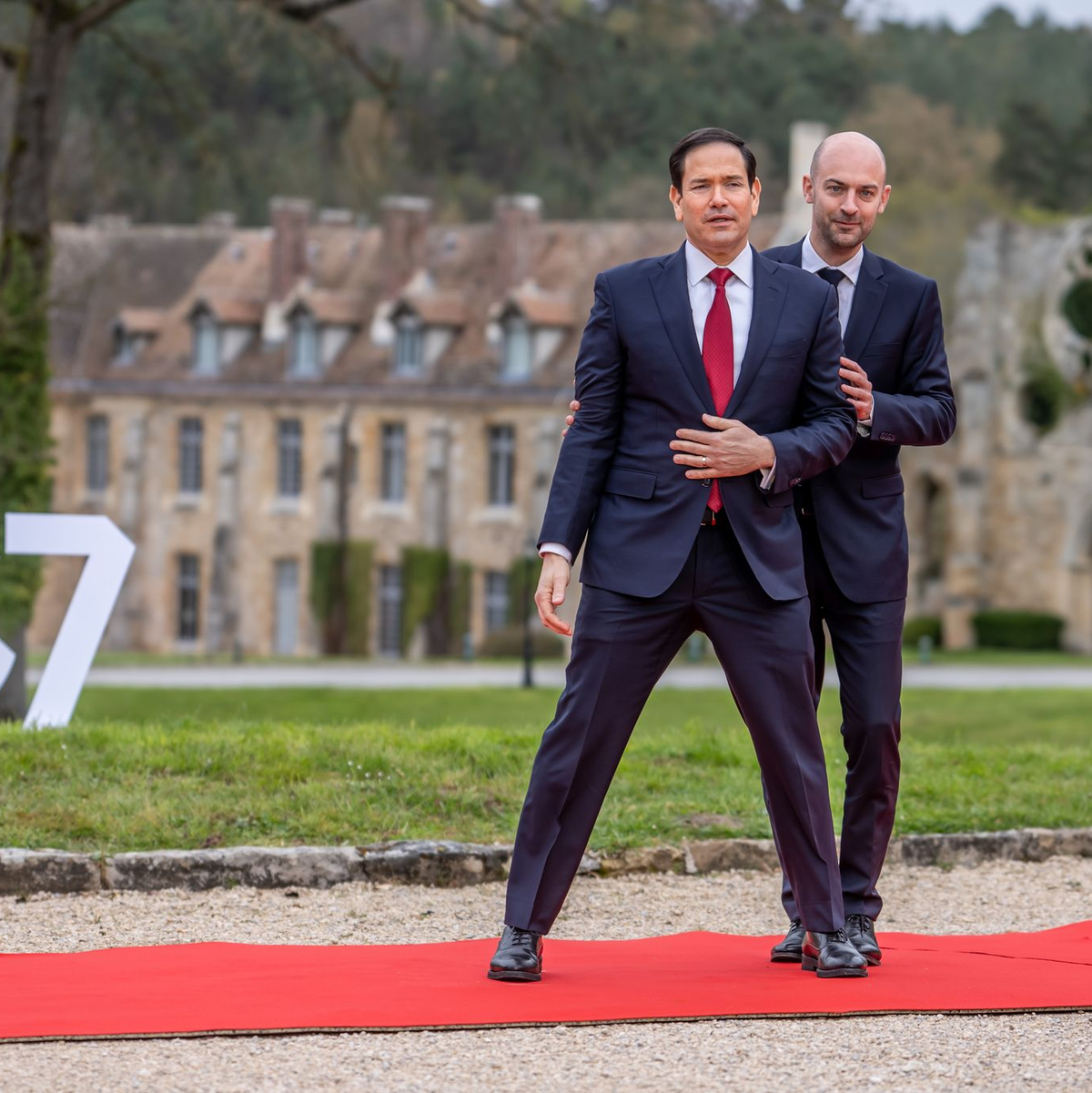 Im Gegensatz zu seinen Kollegen kam Rubio erst am zweiten Tag zum G7-Treffen. - Foto: Michael Kappeler/dpa