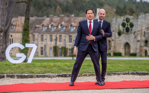 Im Gegensatz zu seinen Kollegen kam Rubio erst am zweiten Tag zum G7-Treffen. - Foto: Michael Kappeler/dpa